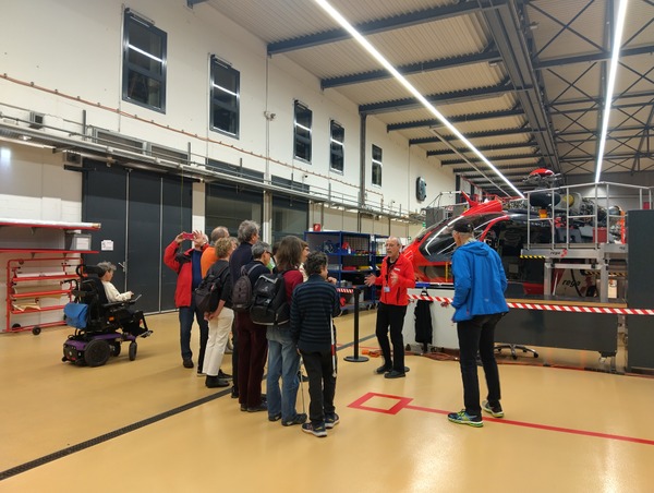 Hangar der Rega Basis Zürich - Wartungsbereich der Helikopter und fachkundige Erklärungen
