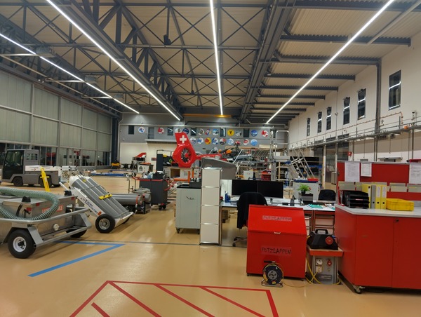 Führung durch den Hangar der Rega Basis Zürich. Er ist leer, da die Jets im Einsatz sind.