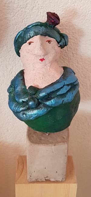 Skulptur Trudi, aus Beton gestaltet von Erika Müller. Gesamthöhe mit Sockel, 34cm.