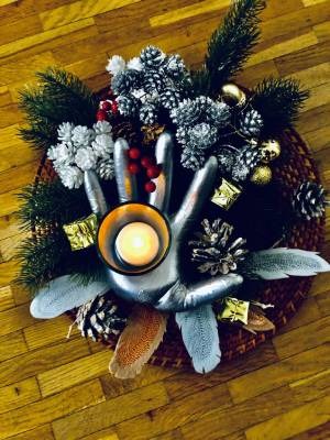 Ein selbst gebastelter Weihnachtskranz. Silbrig, rot und grün.