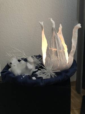 Eine selbstgebastelte weiss dunkelblaue Winterdekoration mit einem weissen Porzellan-Eisbär.