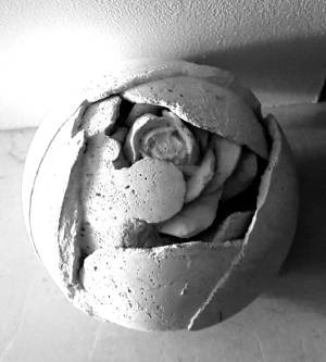 Betonkugel, gestaltet von Erika Müller. Durchmesser von 17cm.